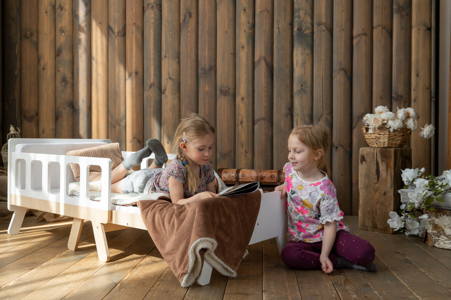 Vit Montessori Växasäng - Utdragbar Barnsäng & Madrass
