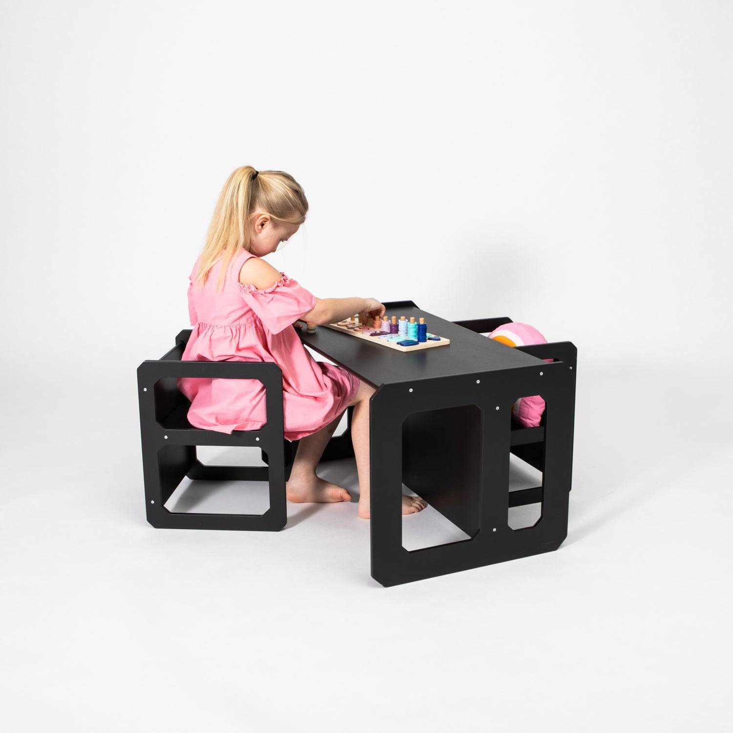 Svart Montessori avvänjningsbord och 2 stolar