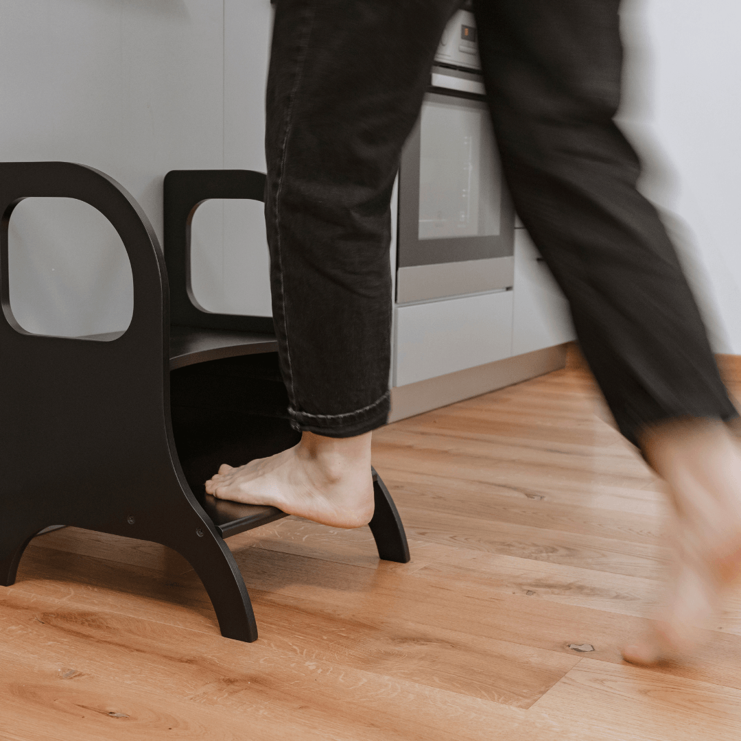 Montessori Justerbar Svart Stegpall i Trä För Barn (& vuxna)