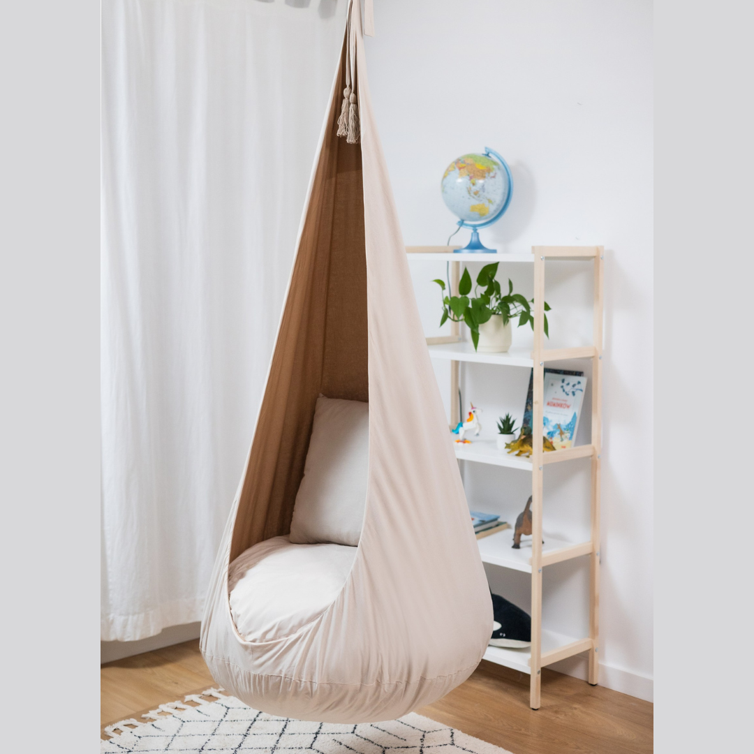 Extra Stor Kräm & Karamell Hängstol Med Matchande Sittpuff & Kudde