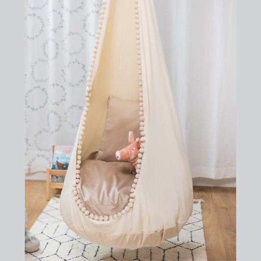 Extra Stor Kräm Hängstol Med Pompoms & Beige Sittpuff & Kudde