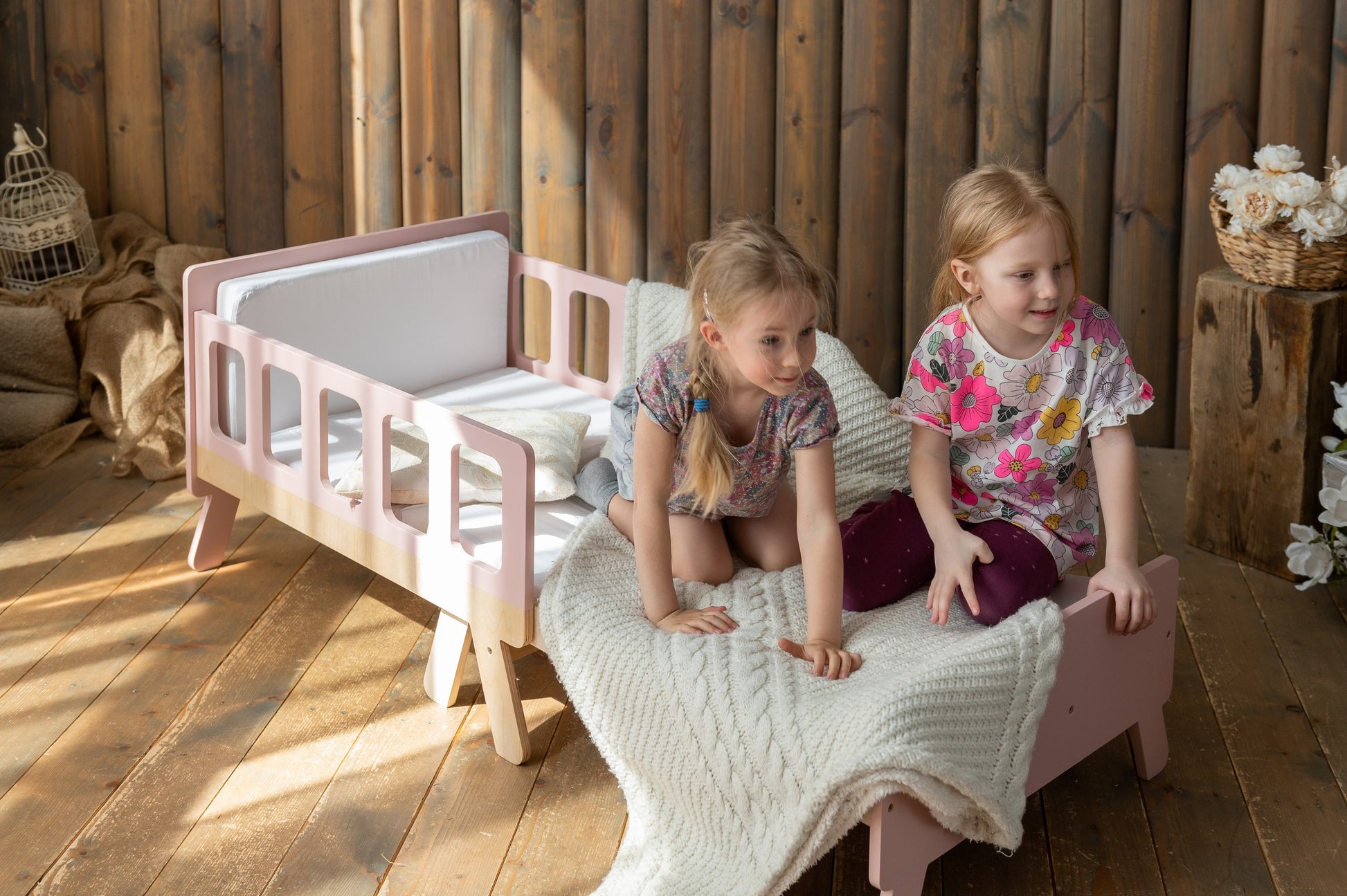 Rosa  Montessori Växasäng - Utdragbar Barnsäng & Madrass 