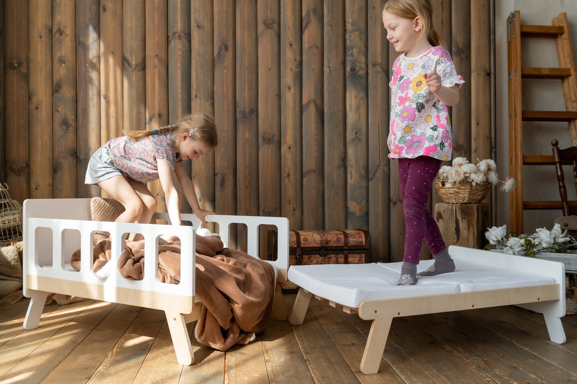 Vit Montessori Växasäng - Utdragbar Barnsäng & Madrass 