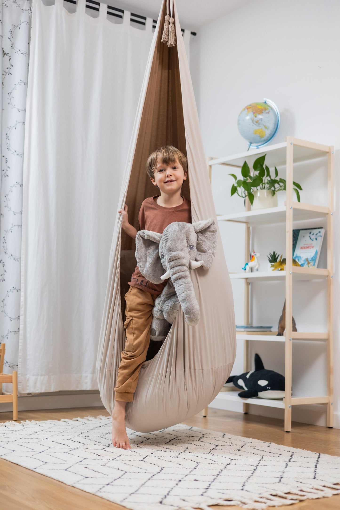 Extra Stor Kräm & Karamell Hängstol Med Matchande Sittpuff & Kudde