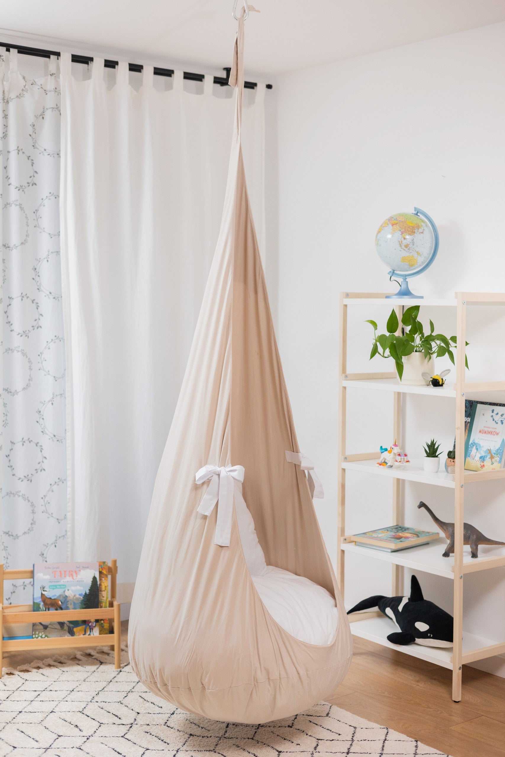 Extra Stor Hängstol i Oblekt Bomull Med Vit Sittpuff, Kudde & Rosetter