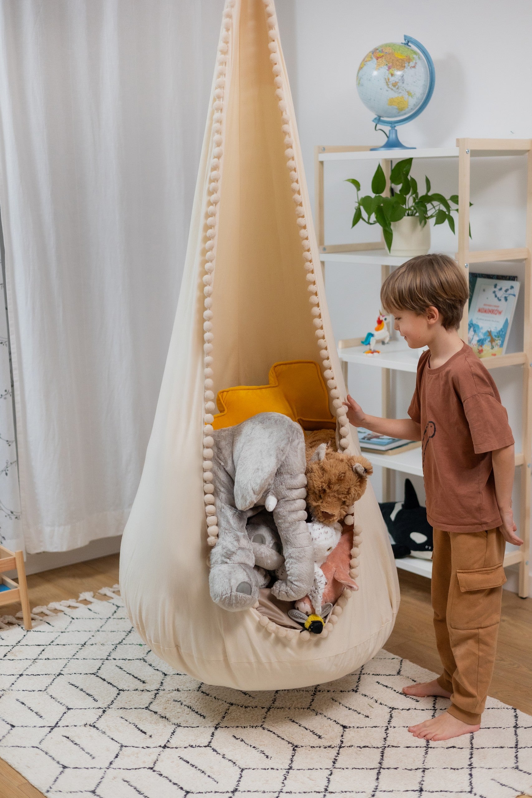 Extra Stor Kräm Hängstol Med Pompoms & Beige Sittpuff & Kudde
