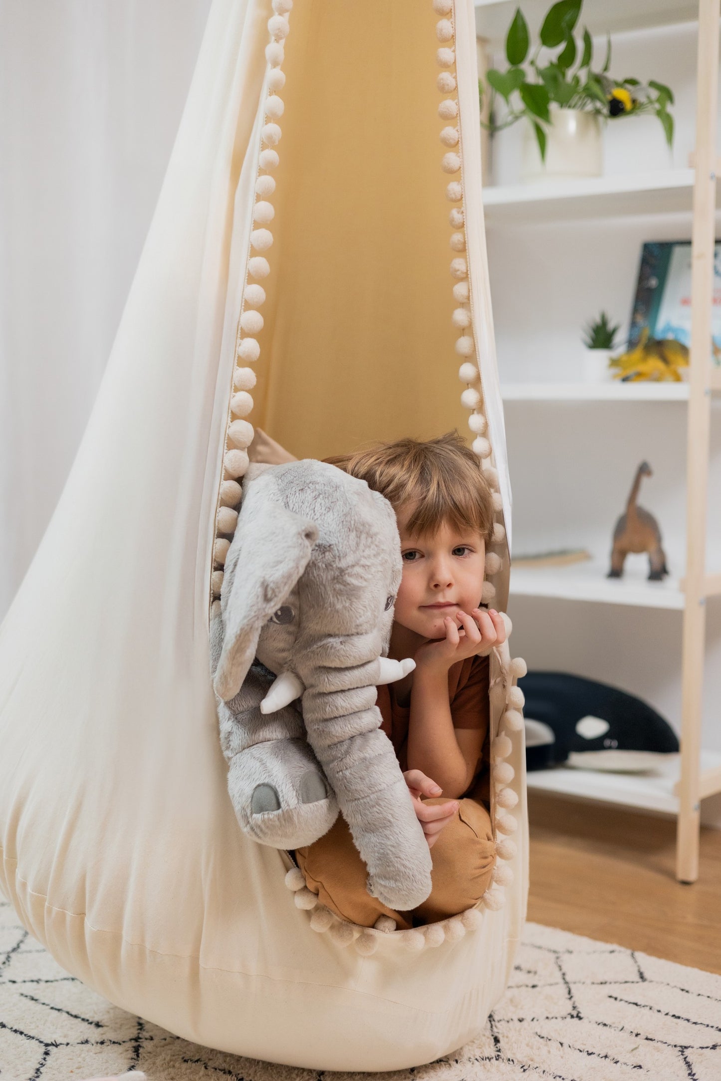Extra Stor Kräm Hängstol Med Pompoms & Beige Sittpuff & Kudde
