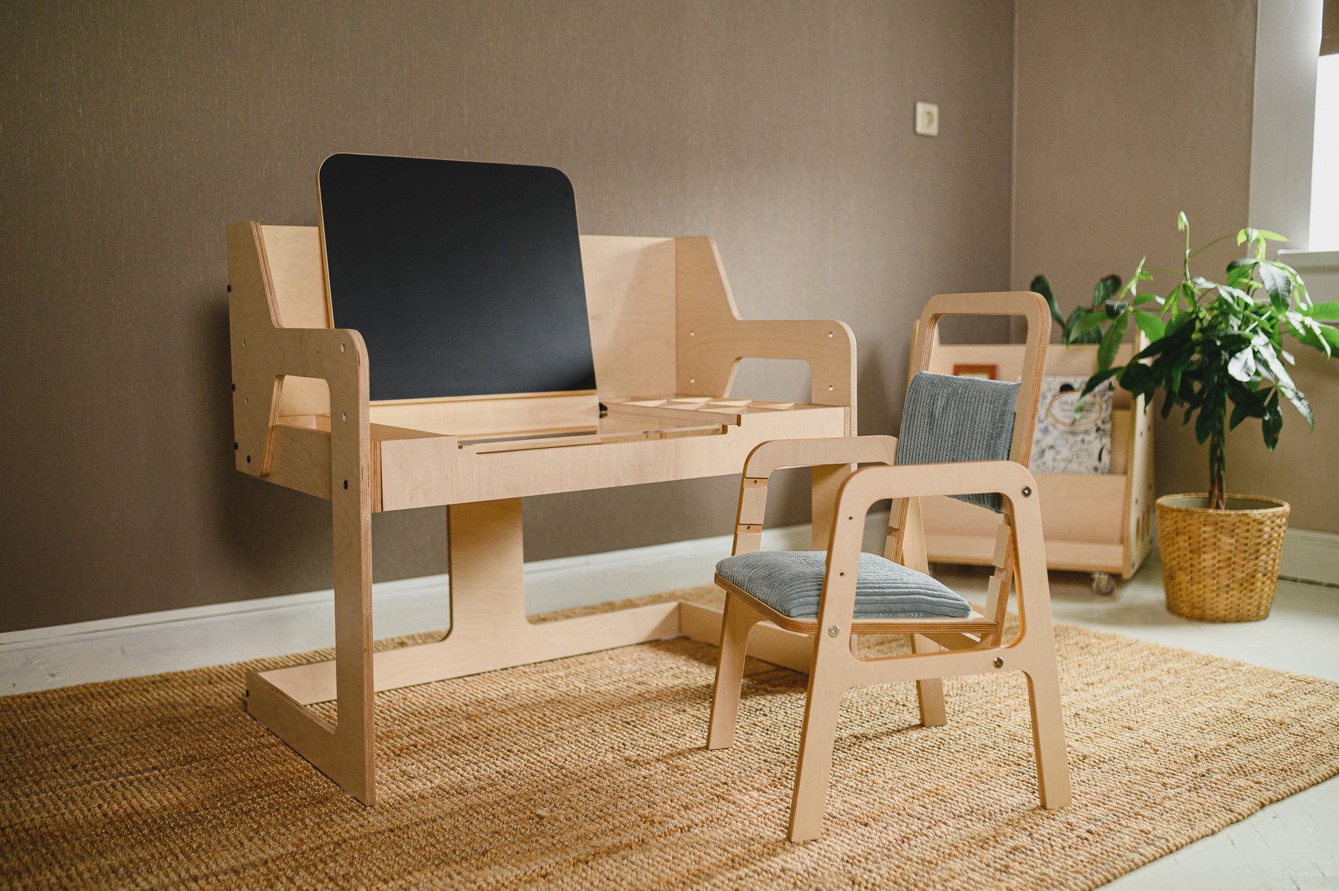 Multisensoriskt Justerbart Montessori Skrivbord / Lekbord i Trä - Luula