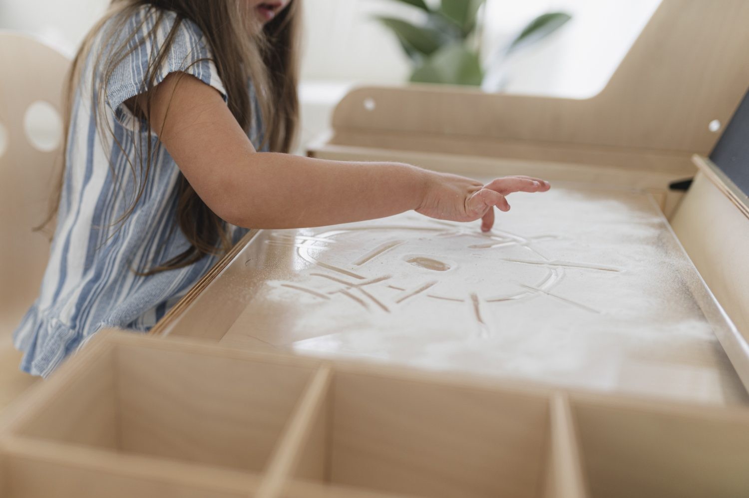 Multisensoriskt Justerbart Montessori Skrivbord / Lekbord i Trä - Luula