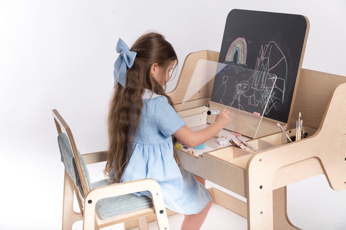 Multisensoriskt Justerbart Montessori Skrivbord / Lekbord i Trä - Luula