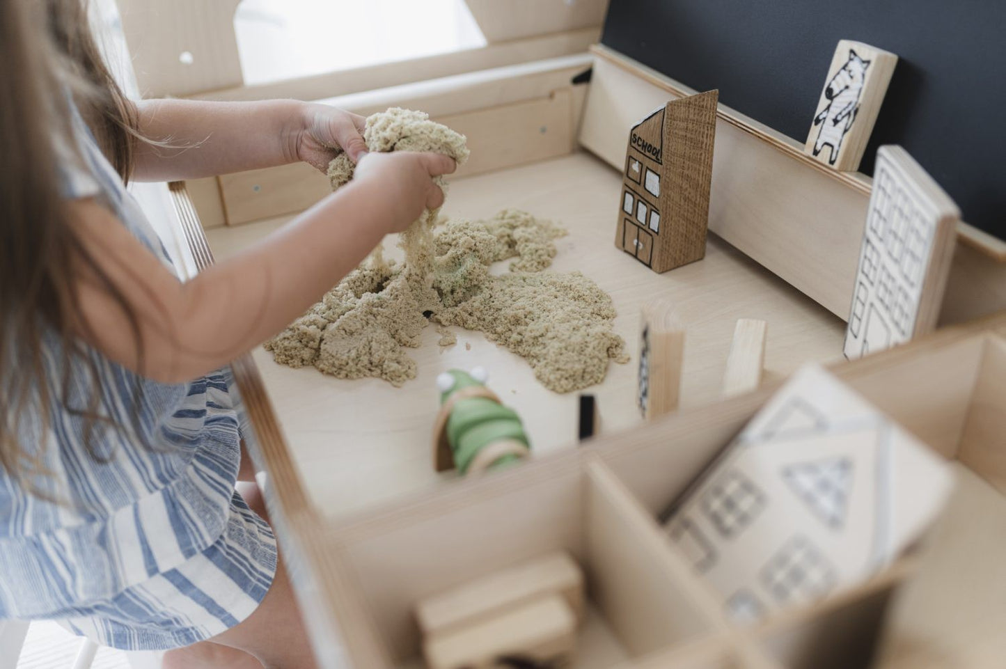 Multisensoriskt Justerbart Montessori Skrivbord / Lekbord i Trä - Luula