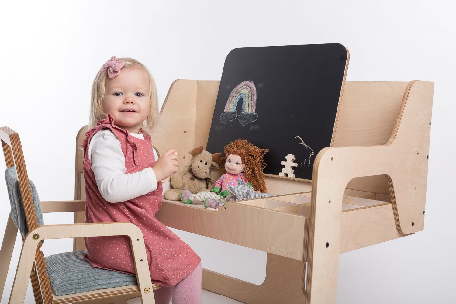 Multisensoriskt Justerbart Montessori Skrivbord / Lekbord i Trä - Luula